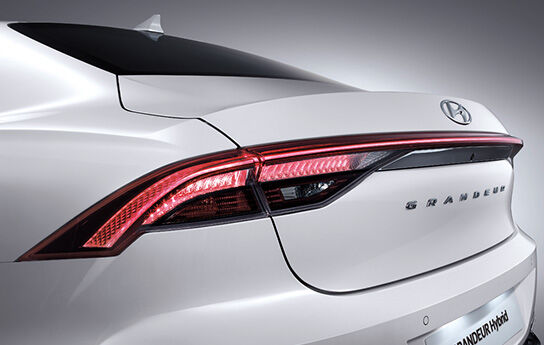 GRANDEUR Hybrid LED rear combination lamp (brake light and tail light)