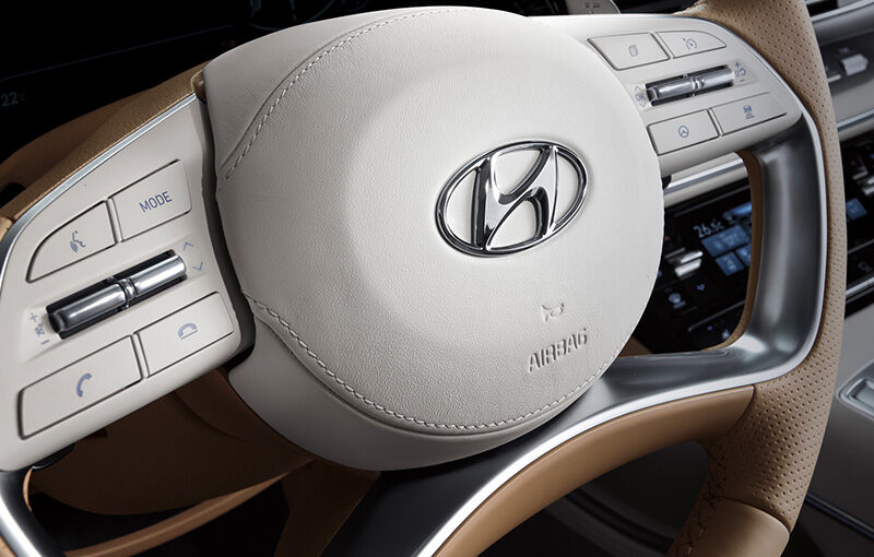 GRANDEUR Hybrid Nappa leather upholstery on the center part of the steering wheel (includes real stitching)