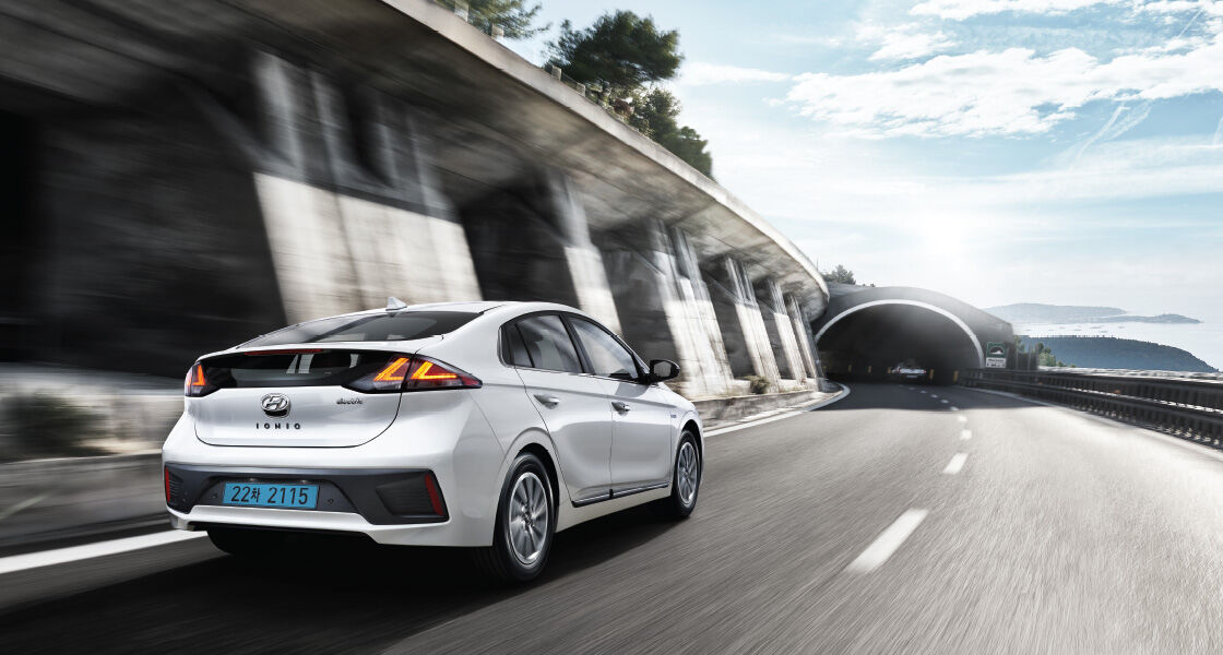 IONIQ Electric Q trim with full option in Polar White