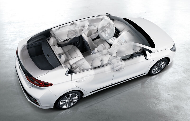 7-airbag system (advanced airbags for front seats, knee airbag for driver’s seat, side airbags for front seats, curtains, roll-over detection sensor)