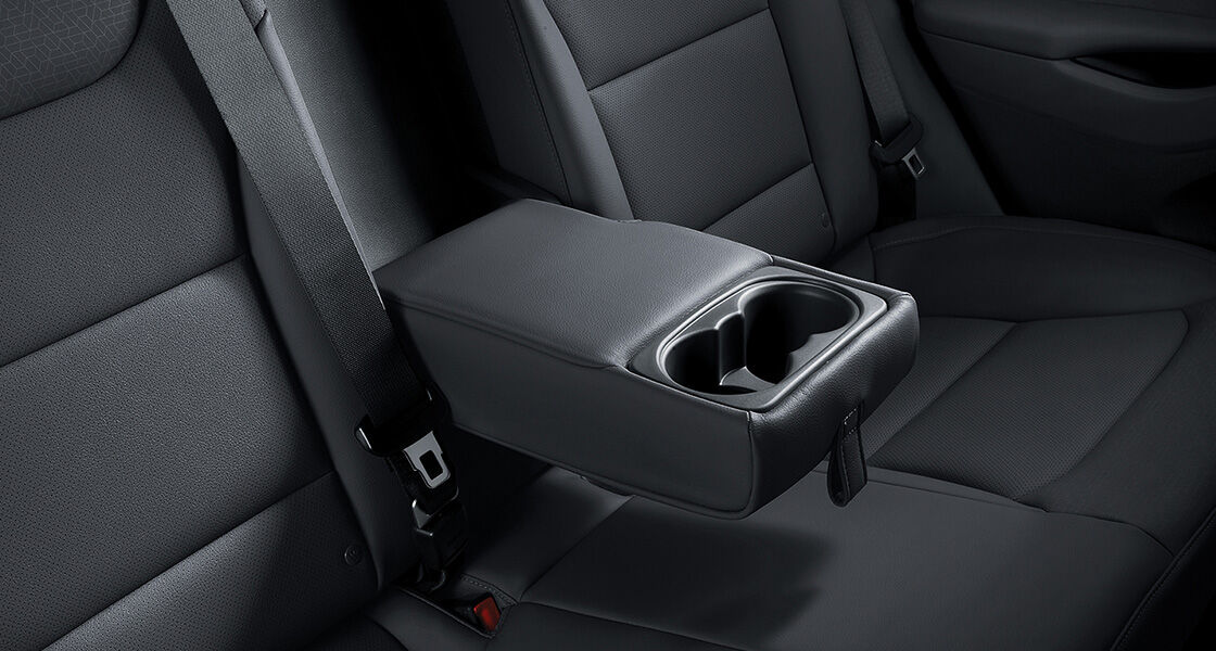 Rear center armrest