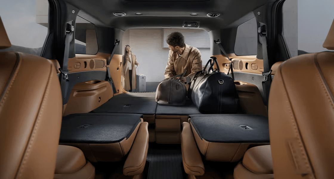 A man putting his bags in the trunk of the all-new PALISADE