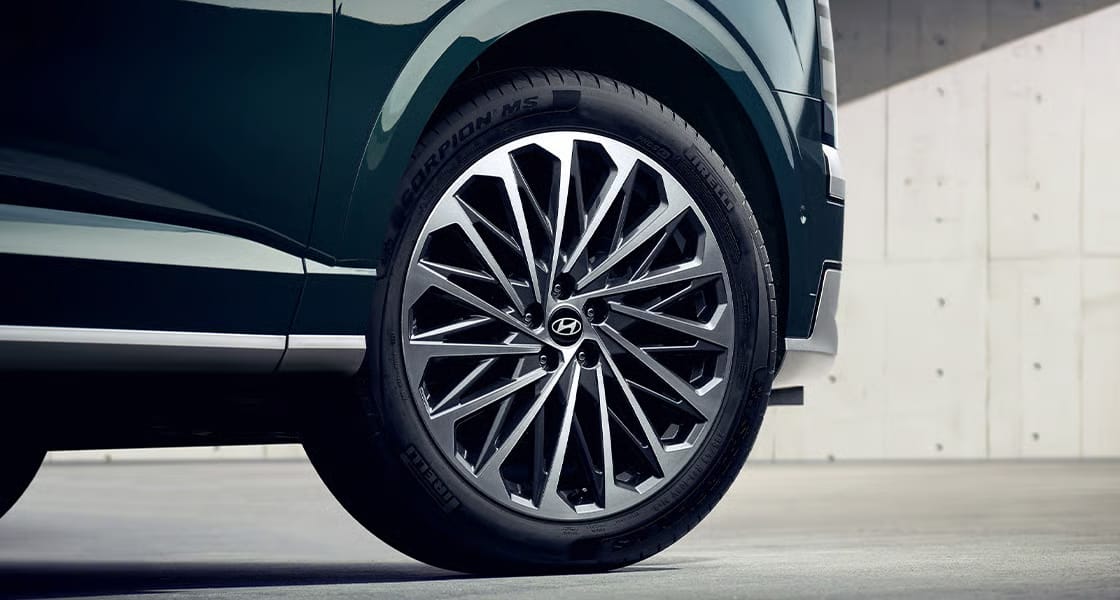 Close-up of the 21-inch Alloy Wheels