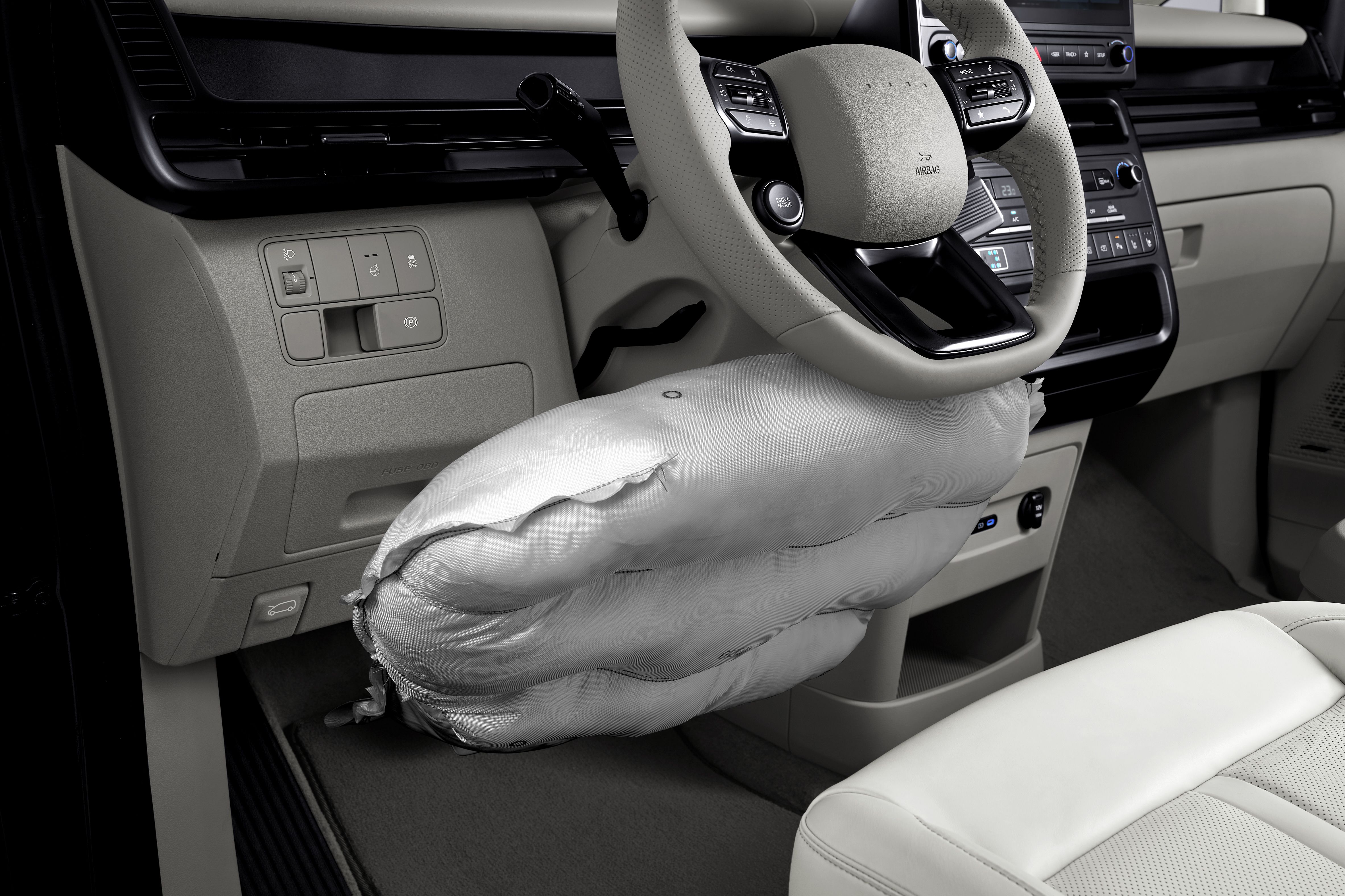 US4-HEV-Knee-Airbag