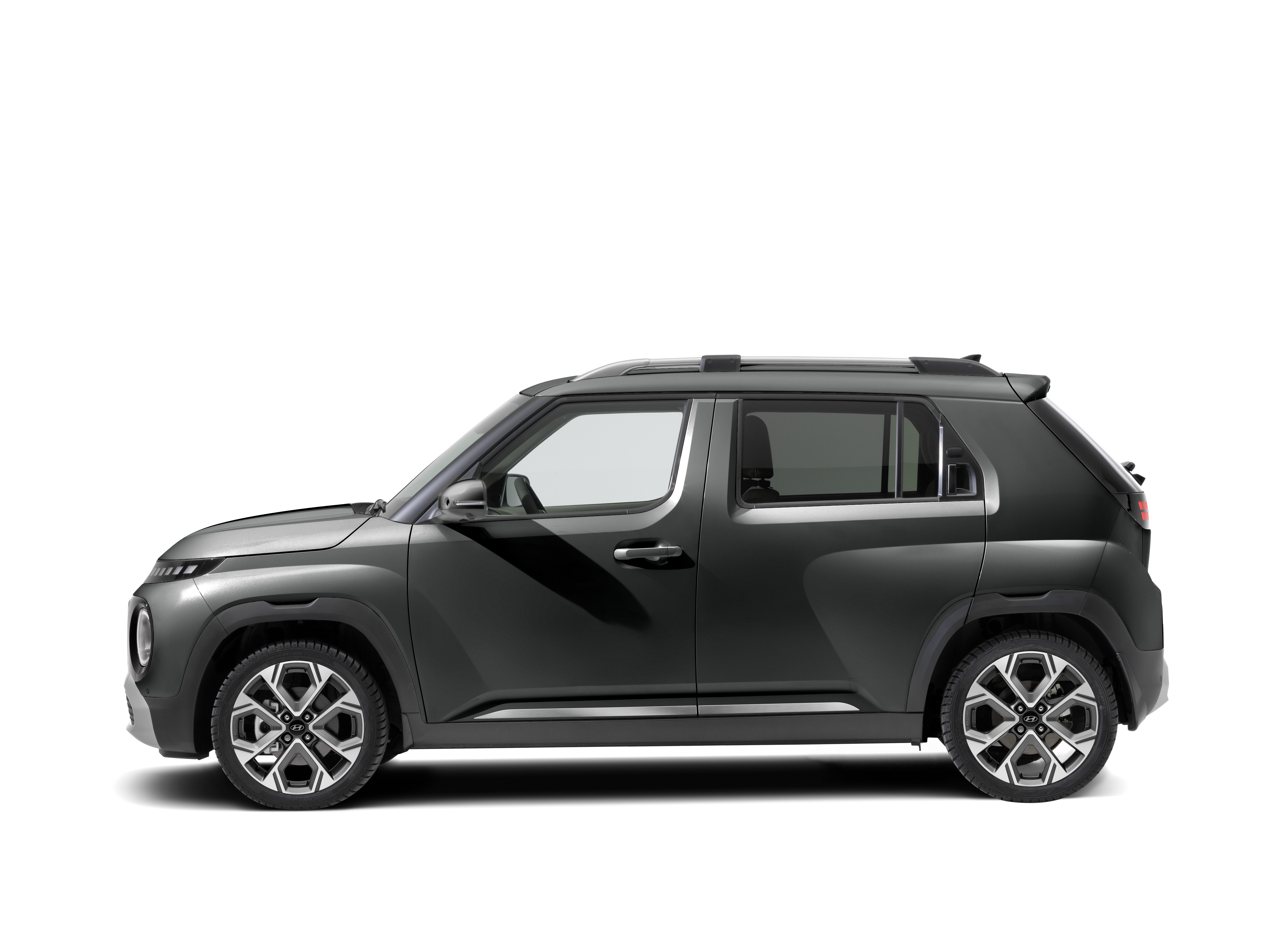 Hyundai INSTER with styling accessories Side trim lines in piano black.