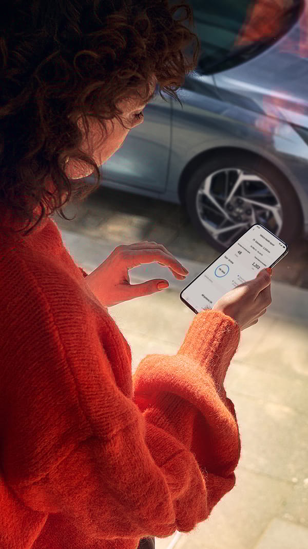 En hyundai i stor fart i et motorsport race. Foto.