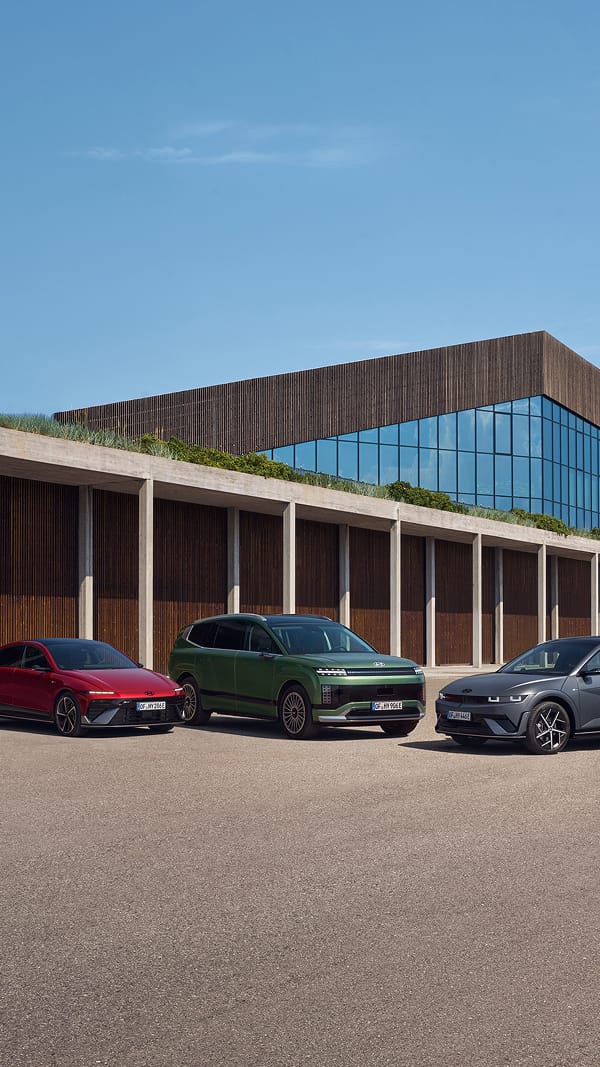 Hyundai sine elbiler parkert foran et moderne bygg. Foto.