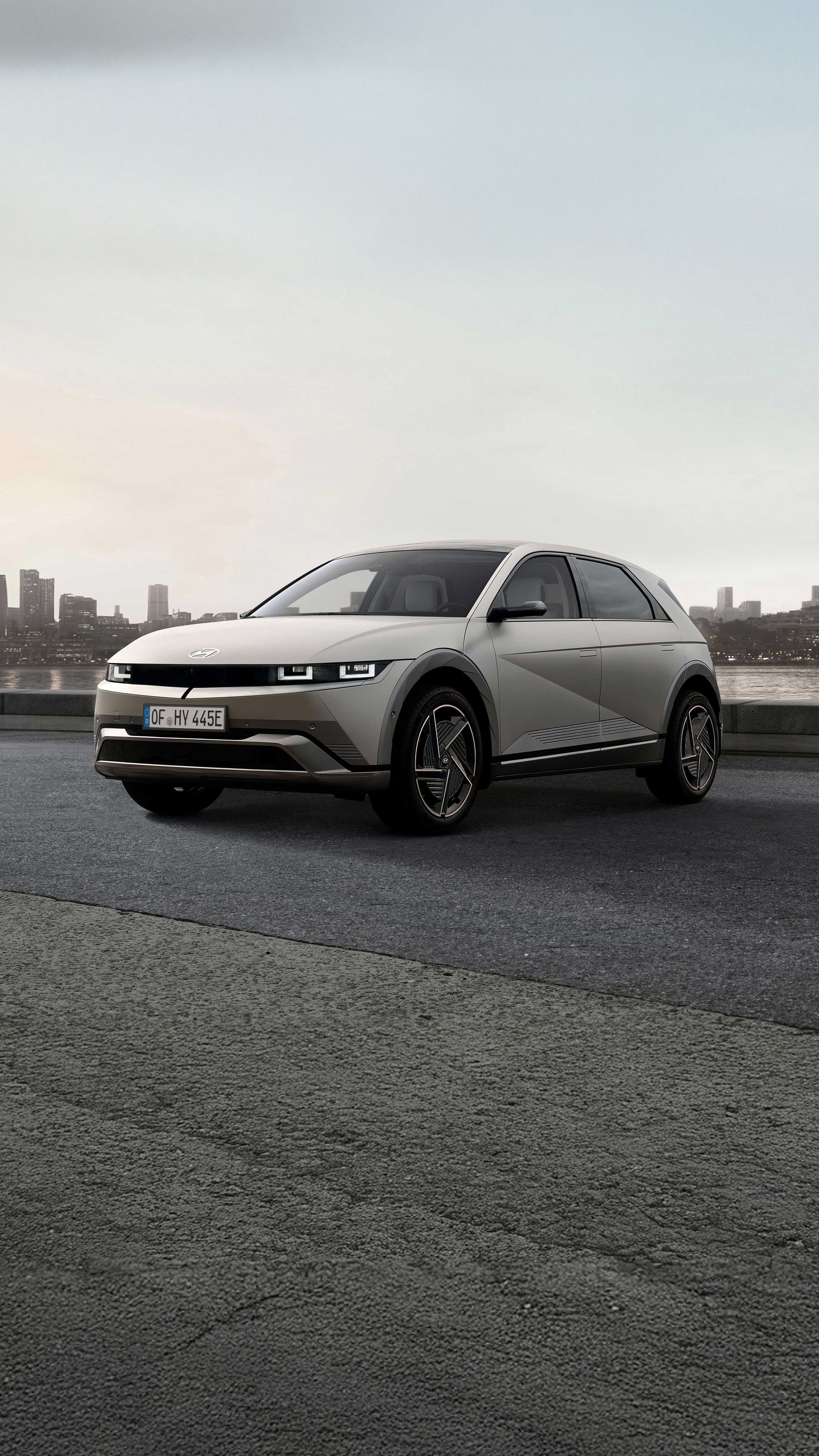 IONIQ 5 parkert på en brygge. Foto.