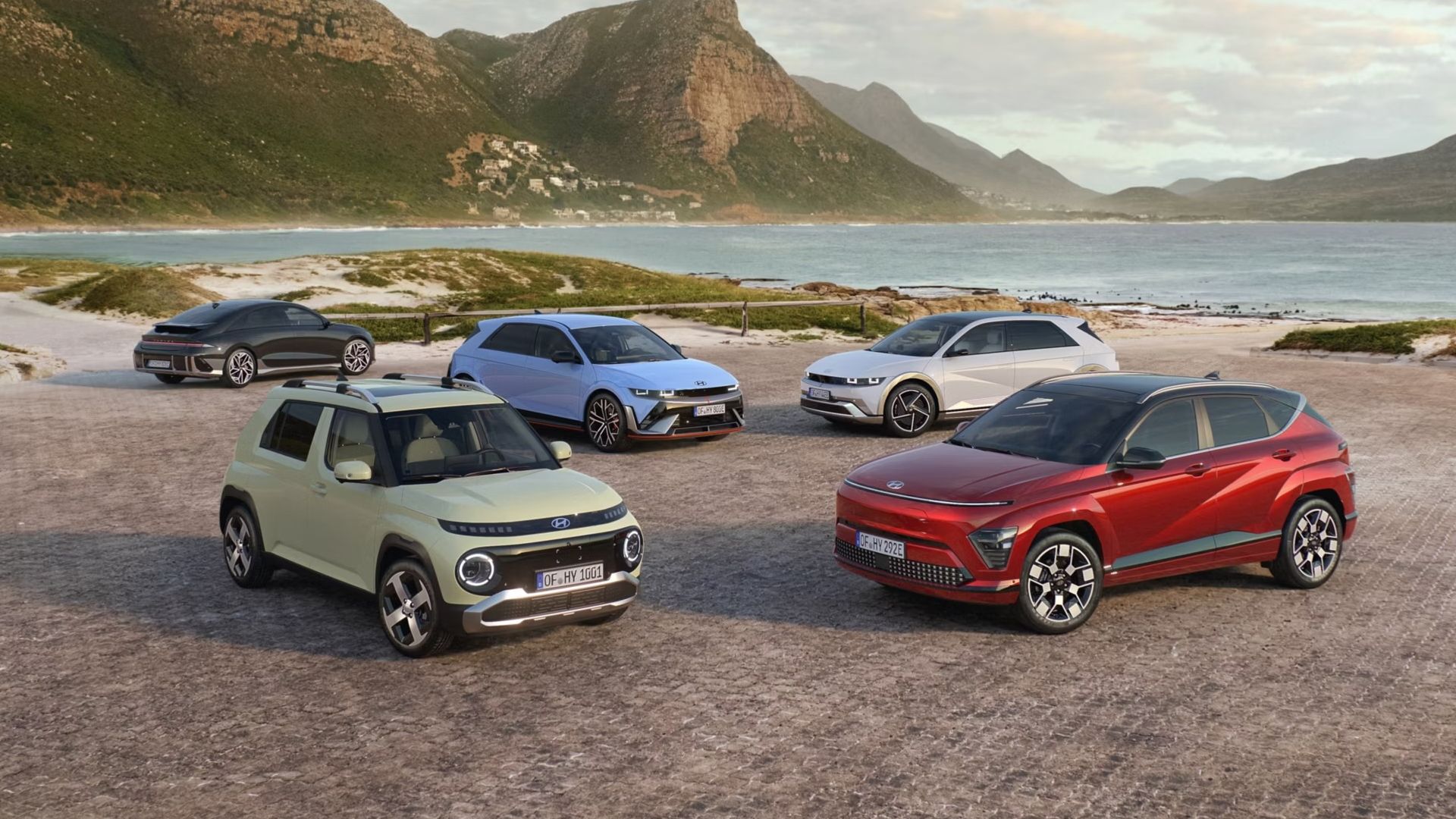 Hyundai sine elbiler parkert i et vakkert landskap. Foto.