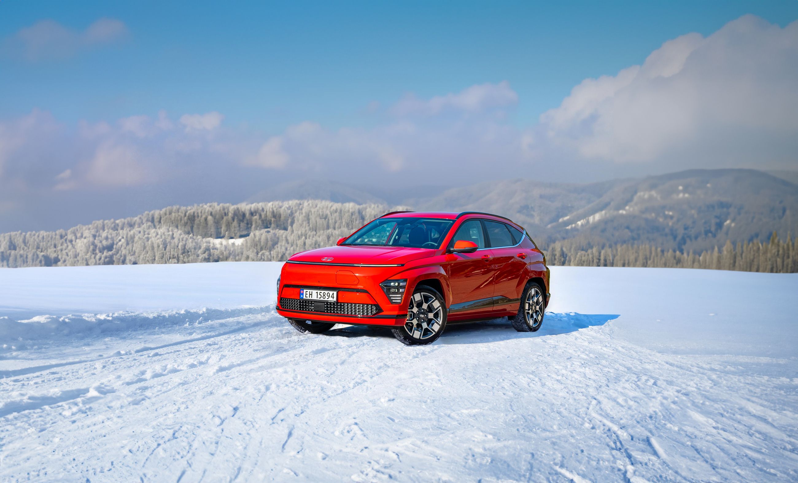 KONA Electric parkert ved et utsiktspunkt.