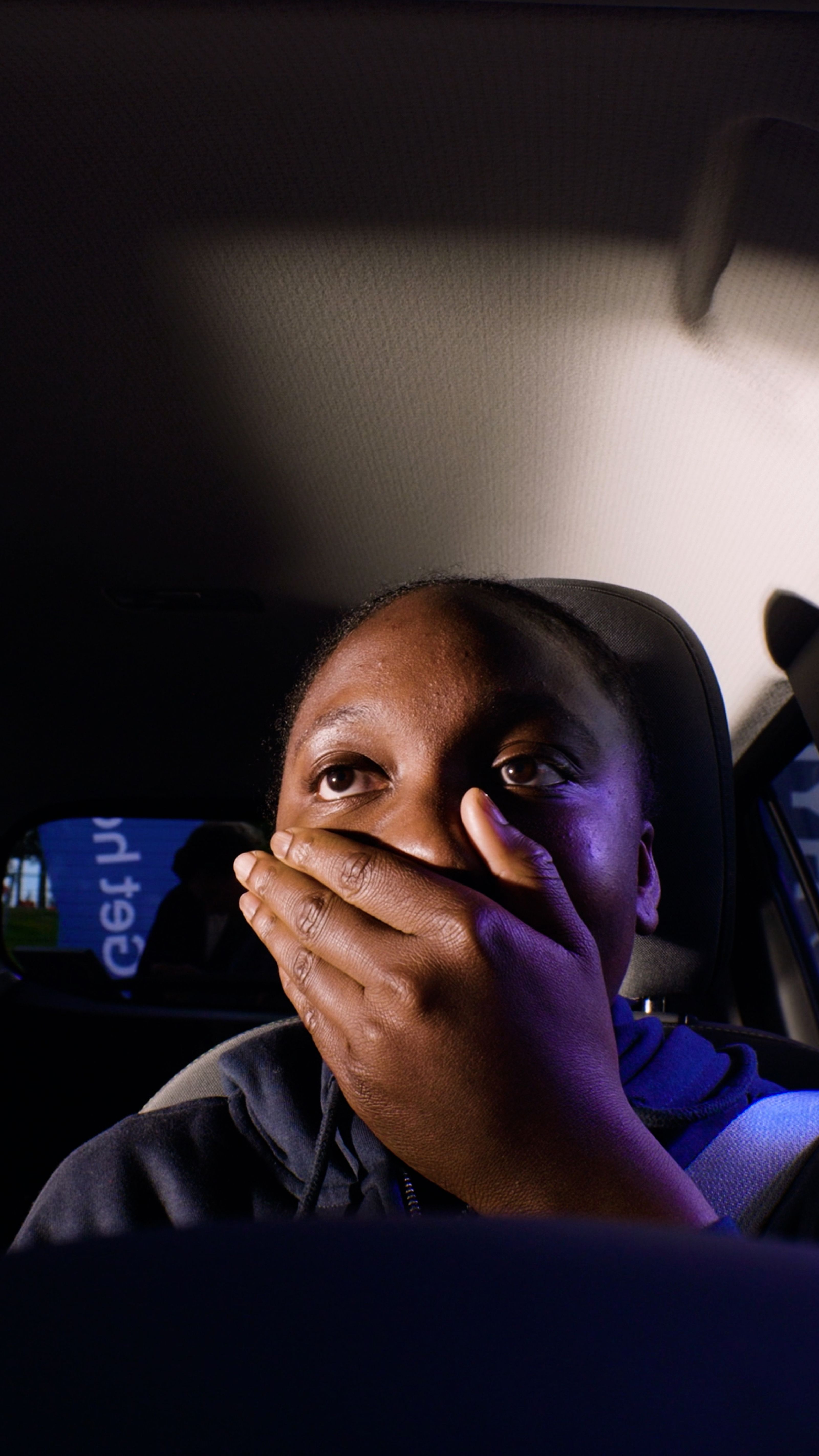 En ung dame prøver kjøresimlulatoren. Foto.