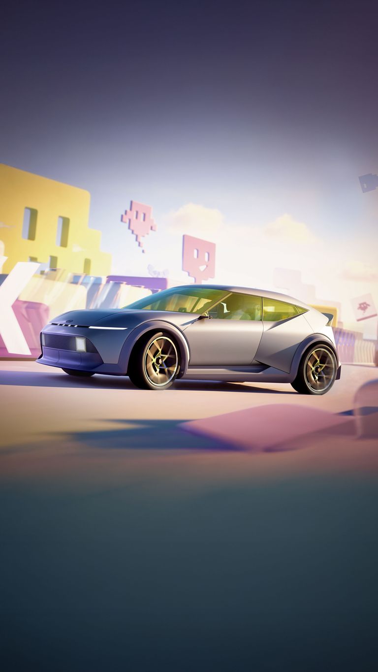 Hyundai Concept THREE kjører på en futuristisk bane omgitt av fargerike strukturer og pikselkunst. Illustrasjon.