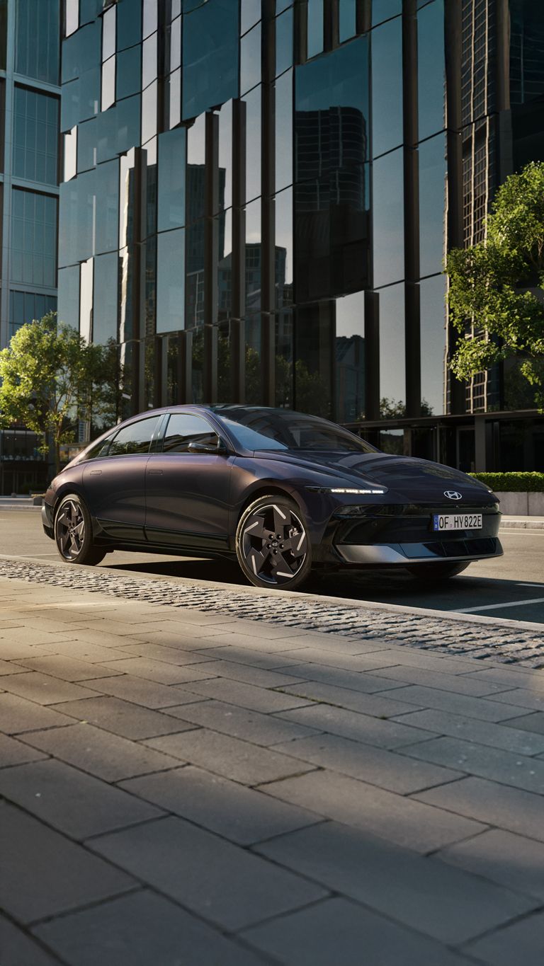 Elbilen IONIQ 6 parkert i et bymiljø. Foto.