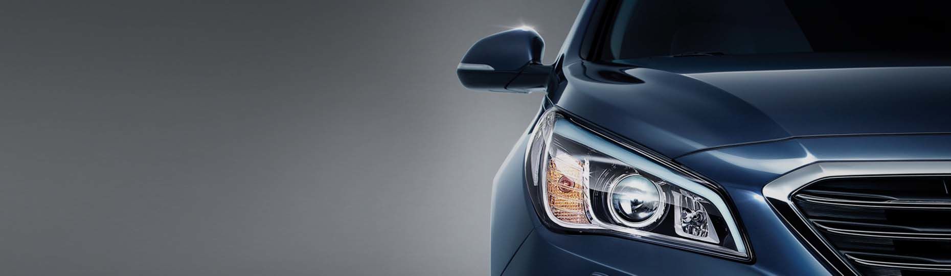 Hyundai автомобилінің алдыңғы жағынан логотипі мен торына үлкейтілген көрініс