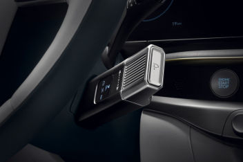  The electronic shift lever makes gear control easier while freeing up space for storage and control.