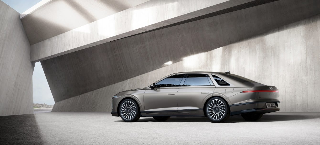 AZERA in front of the big Wall