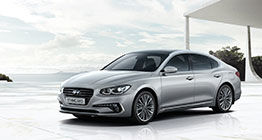 Left side front view of silver Azera parked beach.