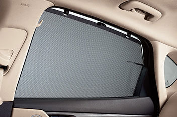 Manual rear door curtain