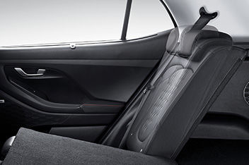 6:4-split rear seats with 2-stage recliner