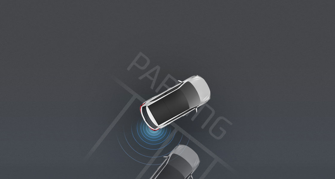 منظر علوي لسيارة كريتا بيضاء تتوقف باستخدام أجهزة استشعار الإيقاف الخلفي