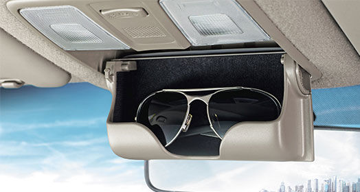صندوق تخزين النظارات الشمسية وهو مفتوح في وسط منطقة السقف الأمامية بالسيارة