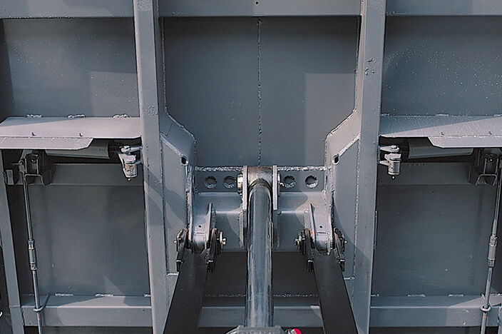 reinforcement struts mounted to dumping cargo
