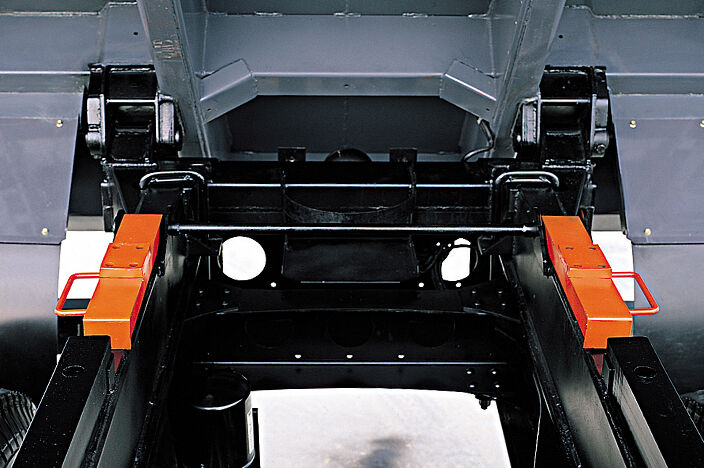 wide dumping hinge mounted to dumping cargo