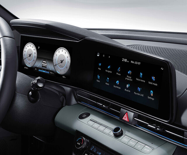 The new Elantra Panoramic Display