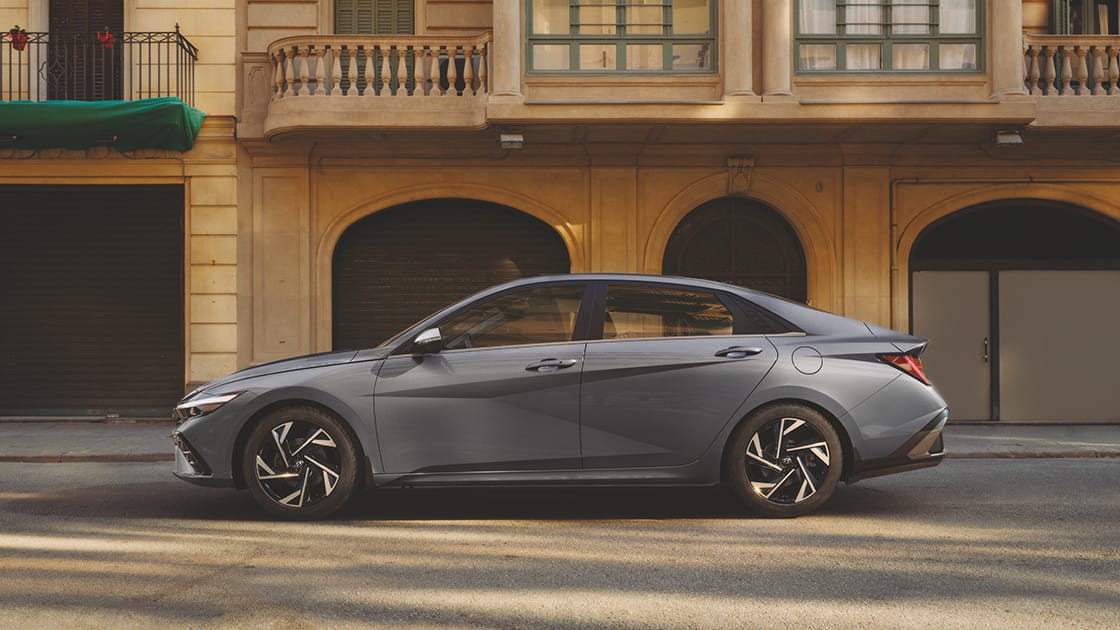 The new ELANTRA side view
