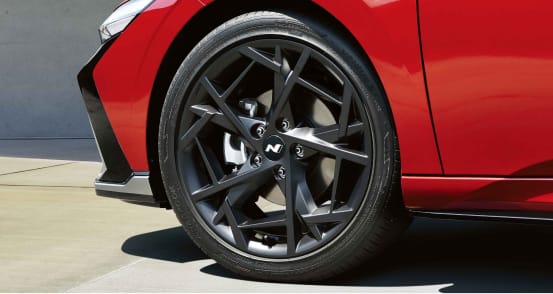 عجلات وإطارات سبائكية مقاس 18 بوصة حصرية لمجموعة N