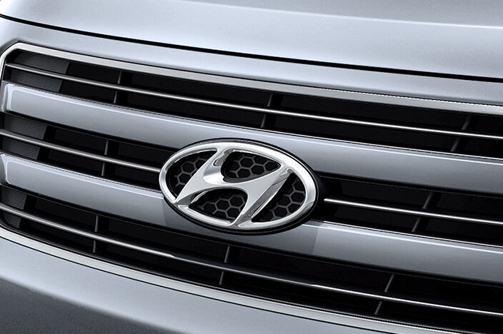 Closer view of gray H-1's radiator grill