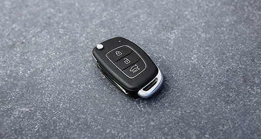مفتاح ذكي لسيارة آي20 على الأرضية