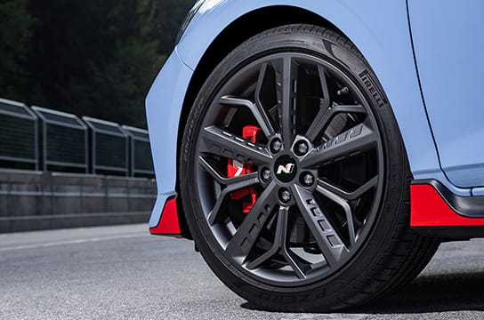 عجلات من خلائط الألومنيوم مقاس 18 بوصة مع إطارات Pirelli الفائقة الأداء.