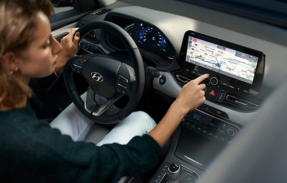 شاشة كبيرة تعمل باللمس.