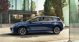 منظر للجانب الأيسر لسيارة آي30 الزرقاء تسير على الطريق