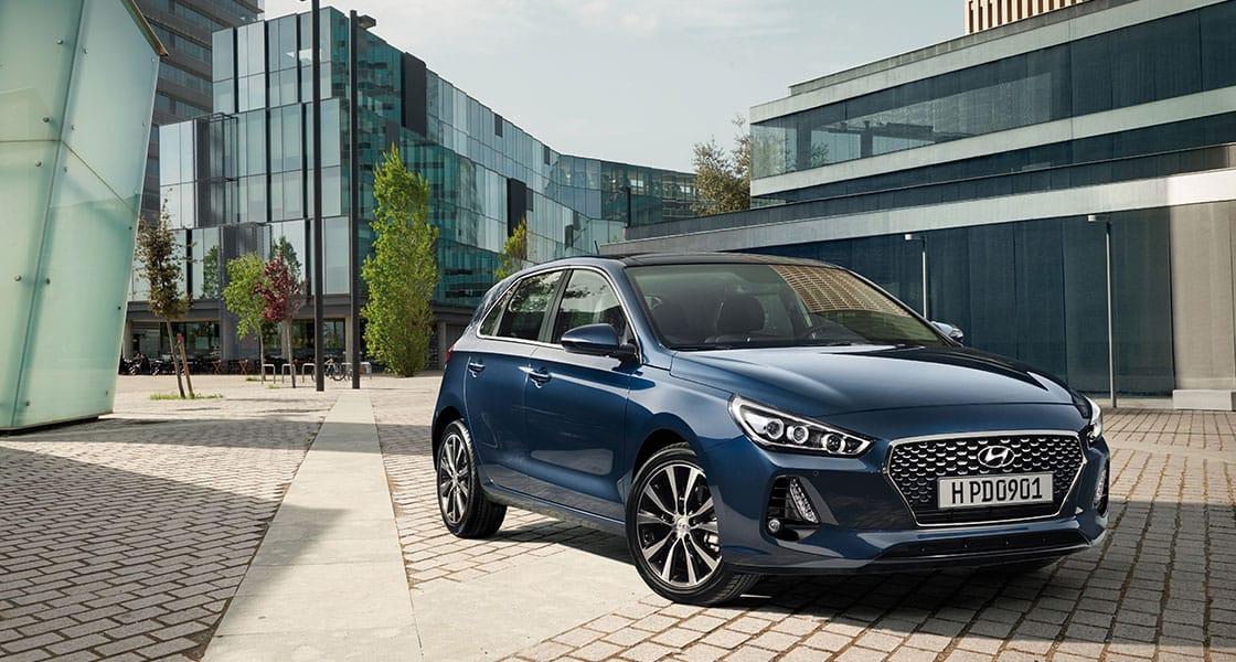 منظر أمامي للجانب الأيمن لسيارة آي30 الزرقاء تسير على الطريق