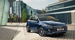 منظر أمامي للجانب الأيمن لسيارة آي30 الزرقاء تسير على الطريق