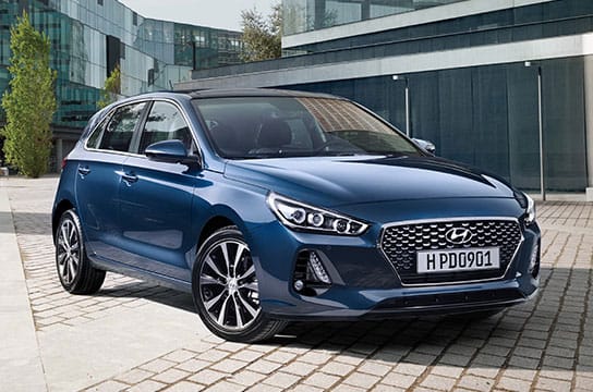 منظر أمامي للجانب الأيمن لسيارة آي30 الزرقاء