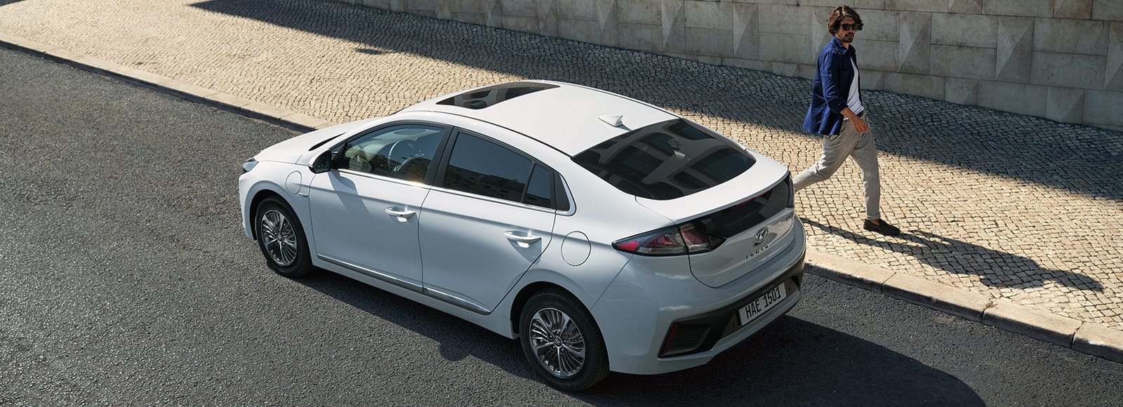 IONIQ PHEV Drving freedom with no compromioses.