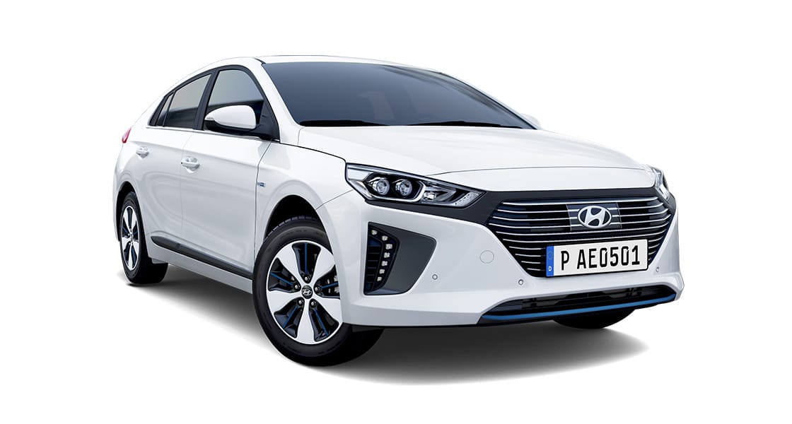 Vista frontal del IONIQ híbrido enchufable blanco