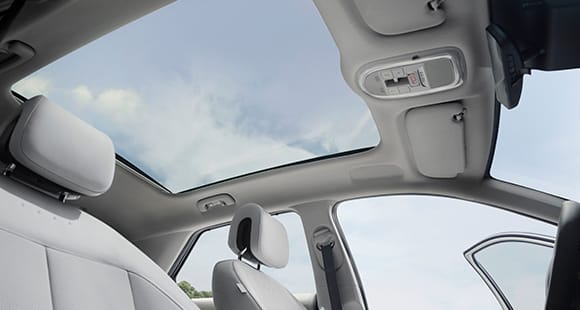 IONIQ 5 cam tavanıyla iç mekandaki genişlik algısını arttırıyor.