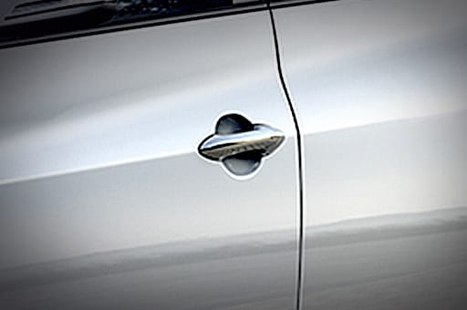 Body-colored outside handle in color white