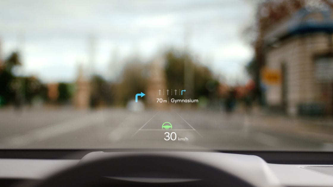 لقطة لشاشة HUD في السيارة كونا الجديدة كليًا. يتم عرض معلومات عن الذهاب إلى صالة للألعاب الرياضية والسرعة الحالية للسيارة على الشاشة HUD.