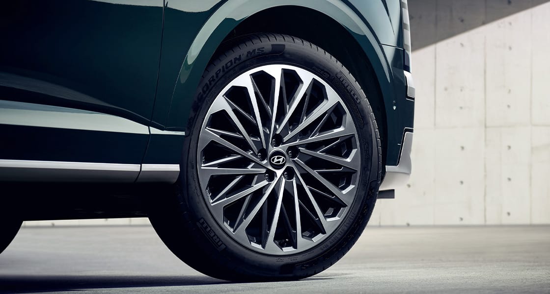 Close-up of the 21-inch Alloy Wheels