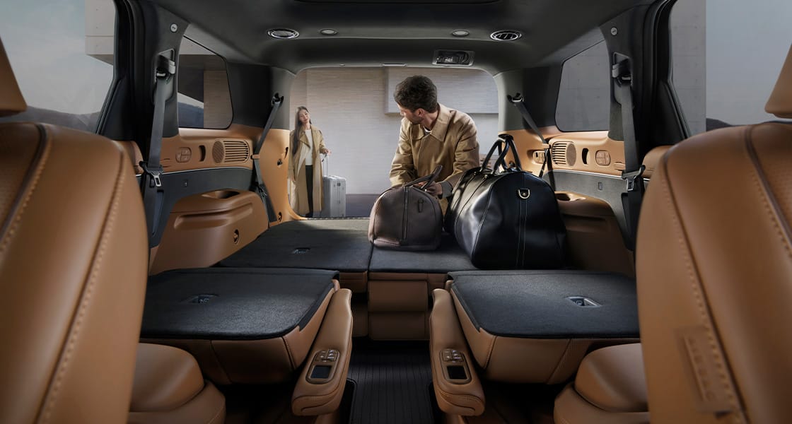 A man putting his bags in the trunk of the all-new PALISADE