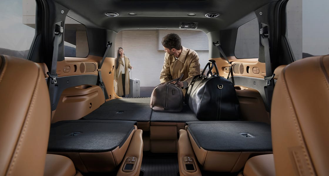 A man putting his bags in the trunk of the all-new PALISADE