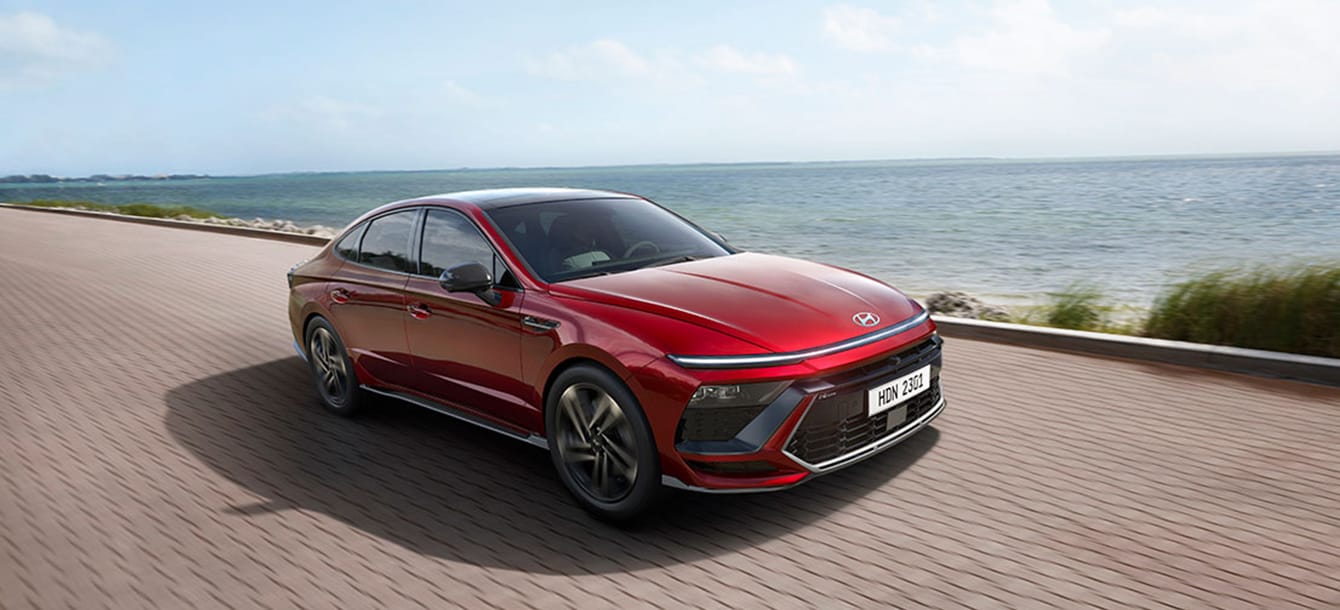Side image of the running red The new SONATA