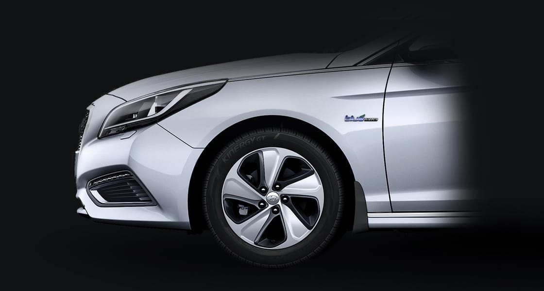 Closer view of Alloy wheel on silver Sonata Hybrid