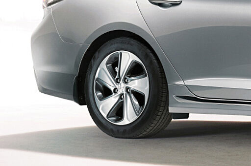 215/55R17 Tires & Aerodynamic 17 inches alloy wheels