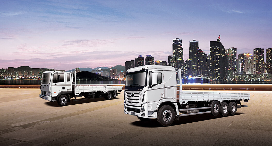 Left side view of white HD120 extra long and white HD210 ultra long implying liftable air suspension